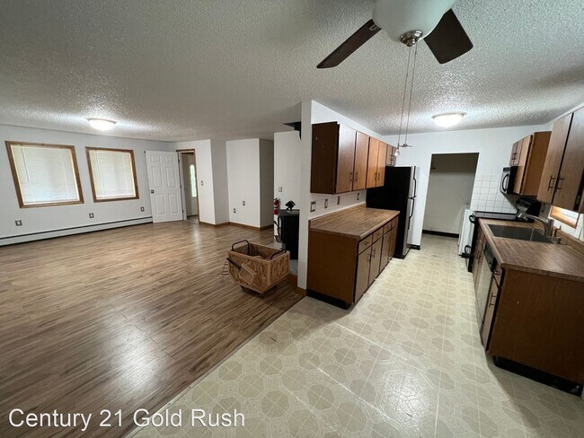 Building Photo - 3 br, 1 bath House - 1100 West Turnaround Dr