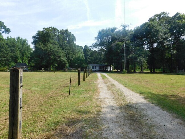 Foto del edificio - 900 Loftin Farm Rd