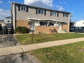 Building Photo - 9120 W Oaks Ave