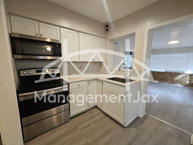 Foto del edificio - 5201 Janice Cir S