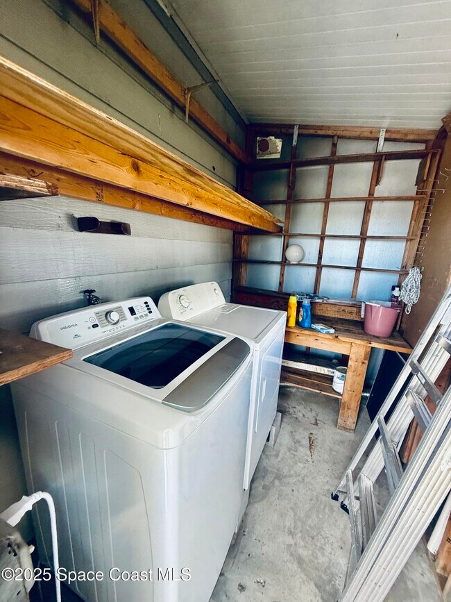 Foto del edificio - 2399 Coconut Palm Dr