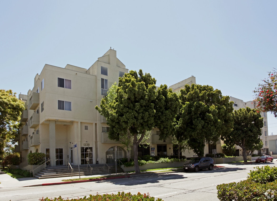 Building Photo - Venice Walnut