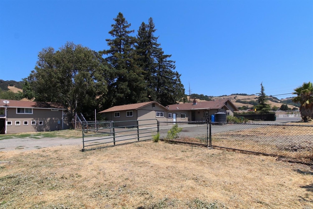 3 casas en 1 acre - 5465 Petaluma Hill Rd