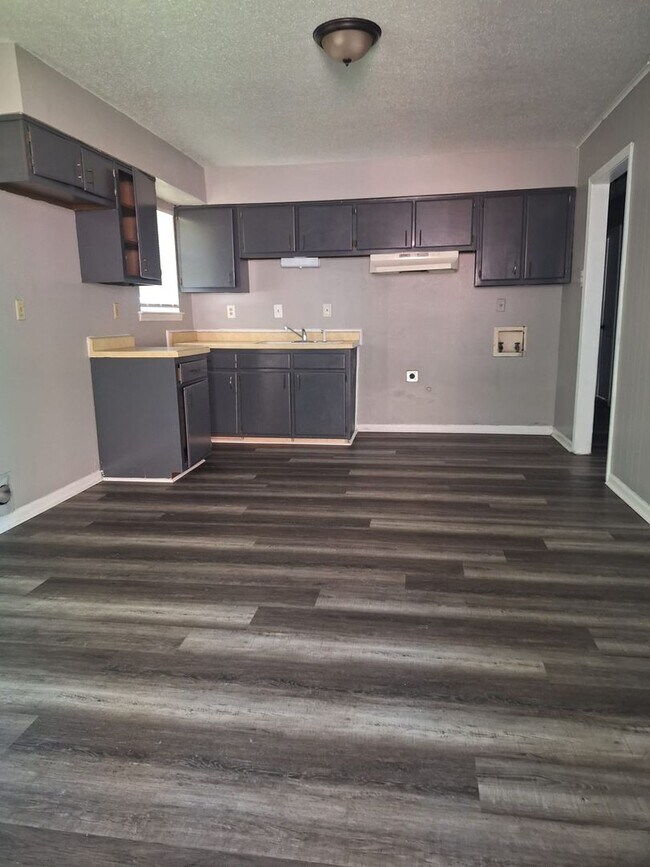 Building Photo - Great Property in quite Neighborhood