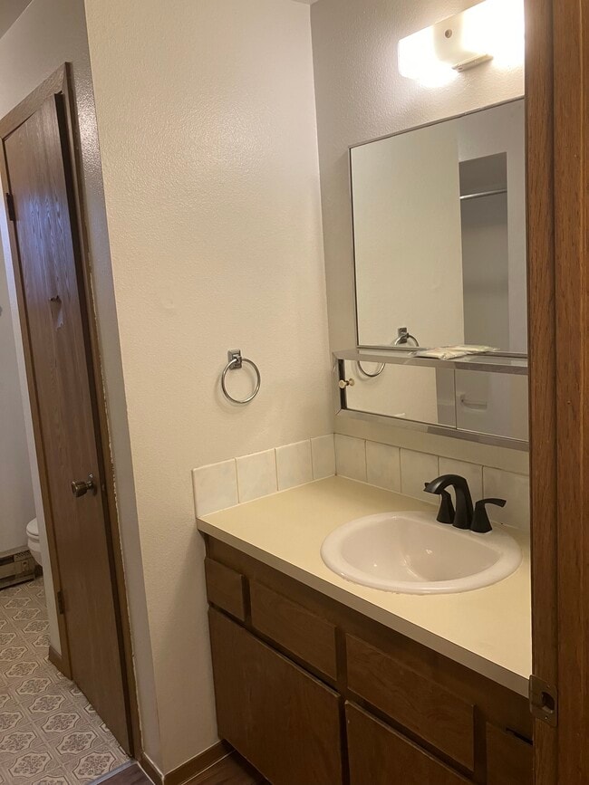 Building Photo - 110 E Longfellow Ave