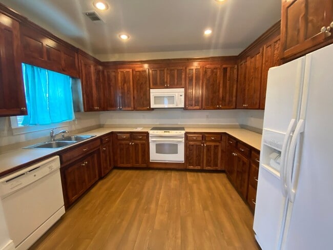 Foto del edificio - 4207 Broughton St