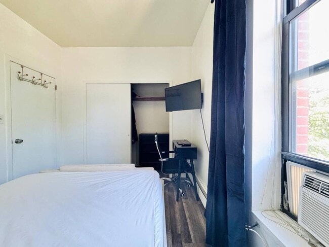 Building Photo - Furnished room/NOT APARTMENT