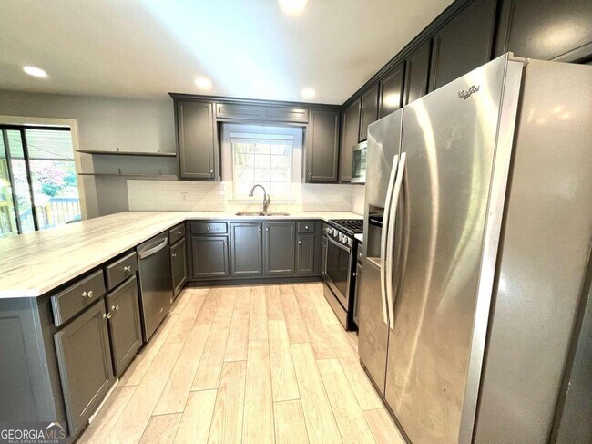 Building Photo - 1709 Lakeview Cir