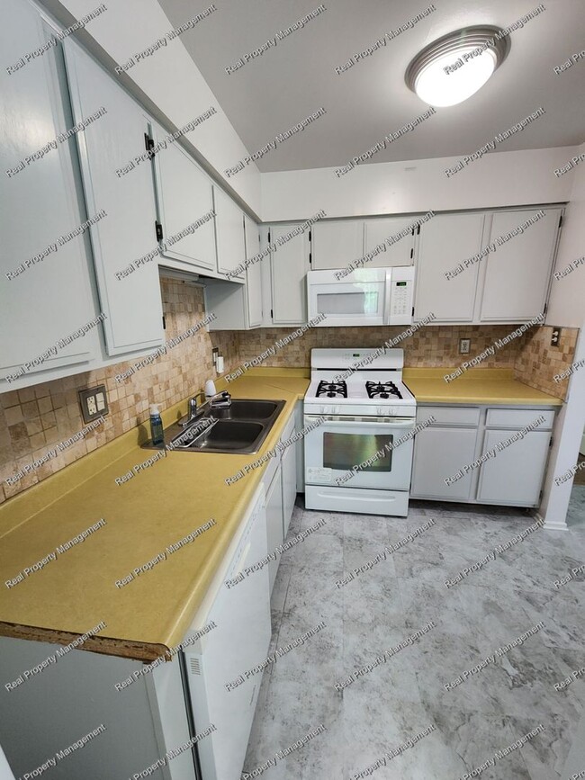 Building Photo - Clean 2 Bedroom 1 Bath Unit