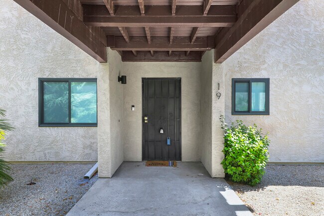 Foto del edificio - 2170 S Palm Canyon Dr