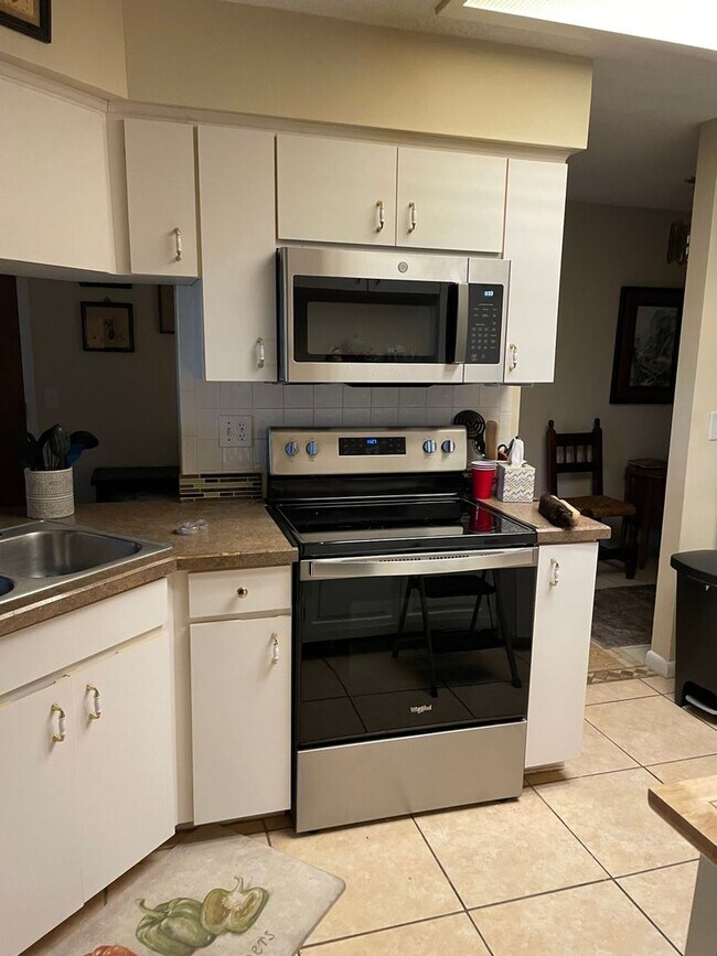 Foto del edificio - Spacious 3BR Condo in Mulberry
