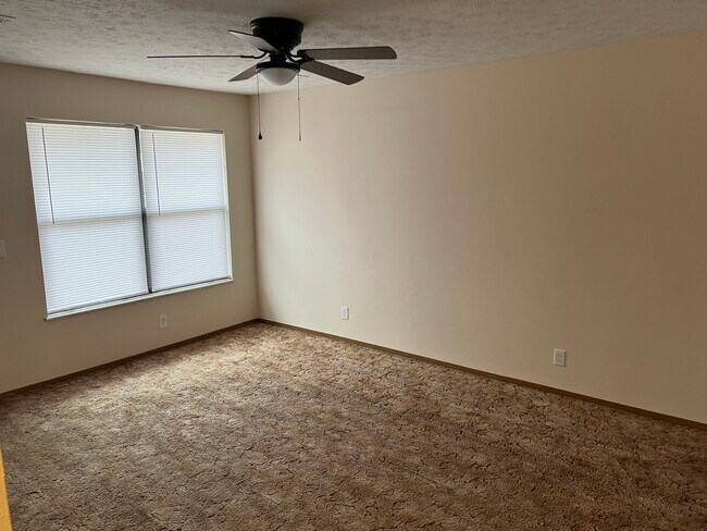 Building Photo - 527 Briarwood Dr