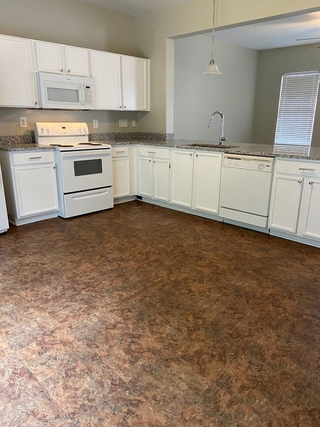 Foto del edificio - Coming Soon! 3 bedroom/ 2.5 bathroom Townhouse!