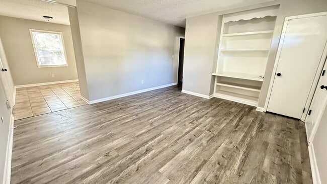 Building Photo - 2432 Yorkshire Dr SW