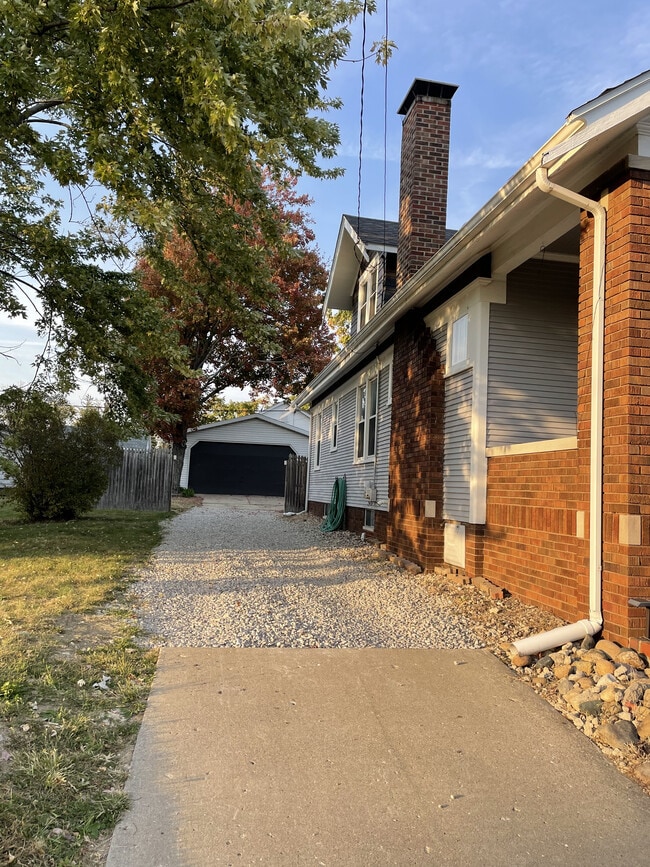Building Photo - 1117 E Glen Ave