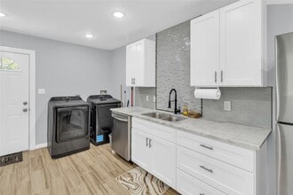 Building Photo - 5815 Schevers St