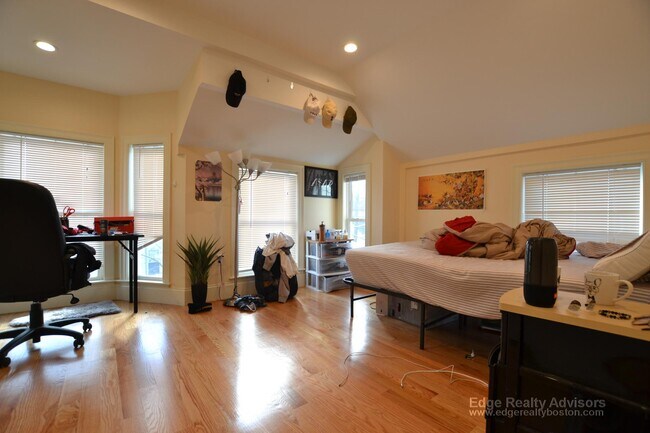 Building Photo - 9 Griggs Plz