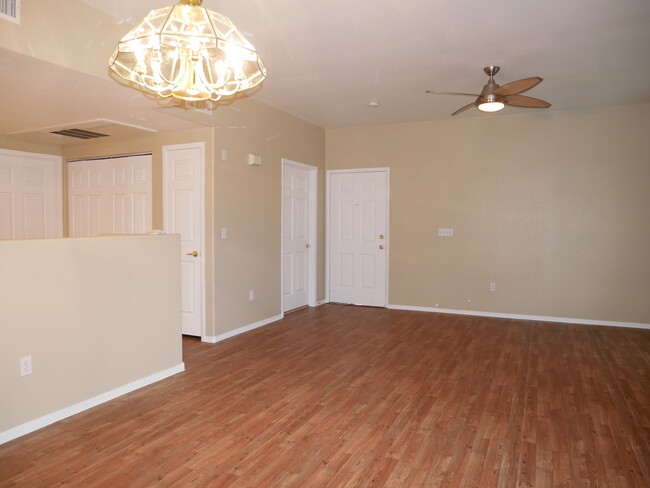 Building Photo - Great 2 Bedroom Condo in Gated Community. ...