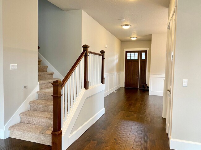 Building Photo - Gracious living in Garden Home