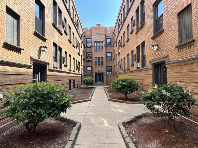 Building Photo - 816 W Cornelia Ave