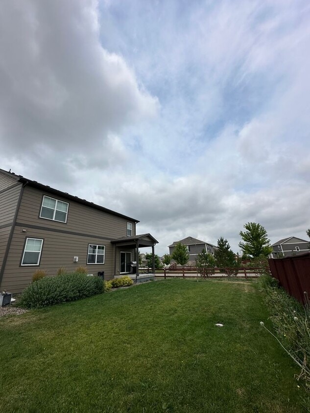 Building Photo - Gorgeous 5 Bed, 3 Bath House Raindance Com...