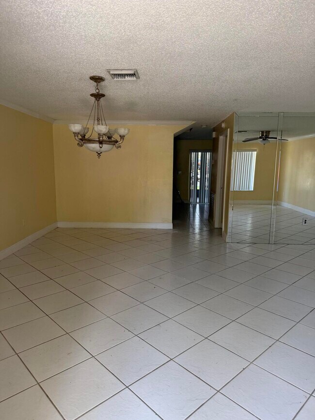 Foto del edificio - 9741 NW 37th St