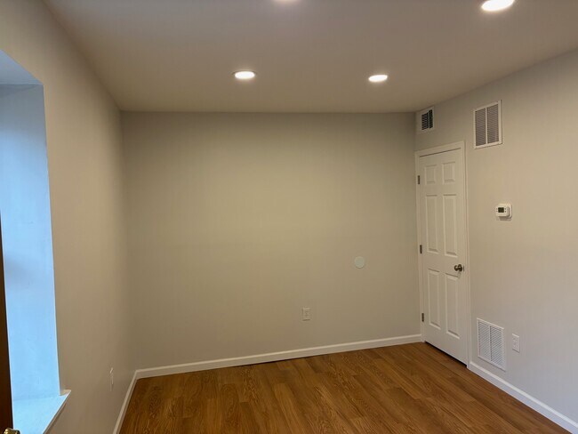 Building Photo - 15 E Read St