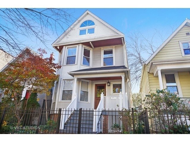Quiet tree-lined street, just two blocks away from great restaurants and shops on Clark St. - 1729 W Balmoral Ave