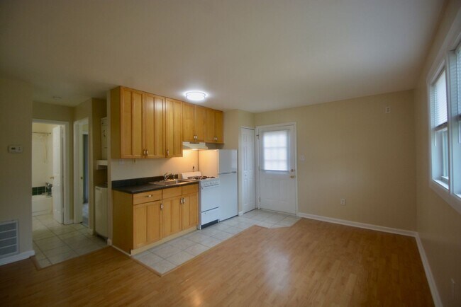 Foto del edificio - Great - 1 BEDROOM - Bright Open Floor Plan !!