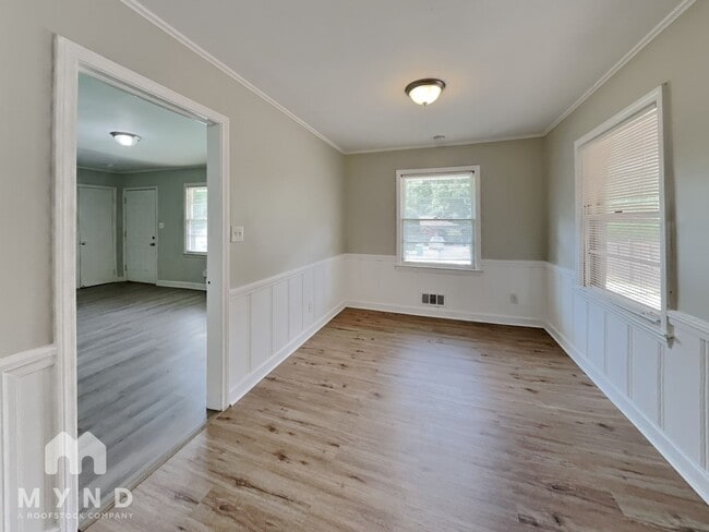 Building Photo - 1156 N Parkwood Dr