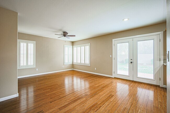 Foto del edificio - BEAUTIFUL 3 BD HOME LOCATED IN THE HEART O...