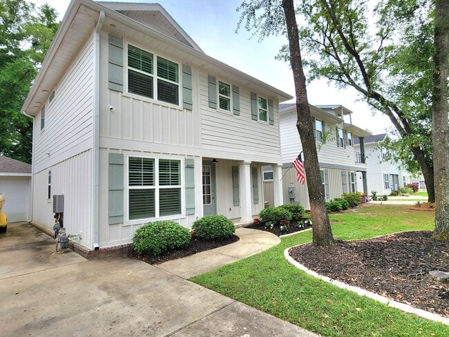 Foto del edificio - Stunning 2-story Home in the Coveted East Pensacola Heights!