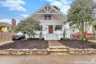Building Photo - 944 SE Spokane St