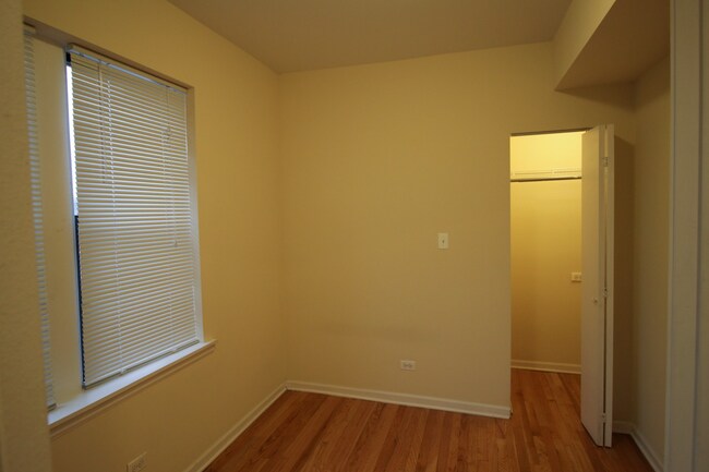 Foto del edificio - 2807 W Lawrence Ave