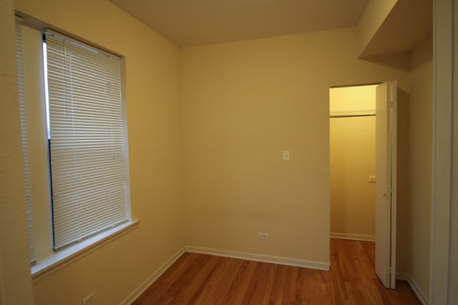 Building Photo - 2807 W Lawrence Ave