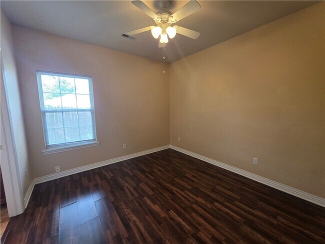 Foto del edificio - 302 Cross Creek Dr