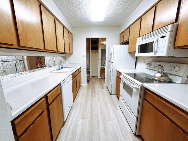 Building Photo - 411 Lakewood Cir