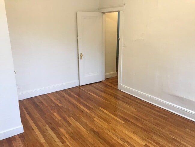 Building Photo - 9/1 HUGE 4 BED SPLIT $937.00 PER PERSON  N...