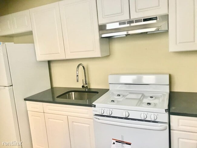 Building Photo - 3 br, 1 bath Townhome - 172 Isabella Ave