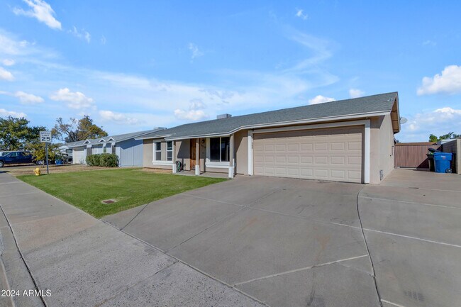 Building Photo - 2730 E Hopi Ave