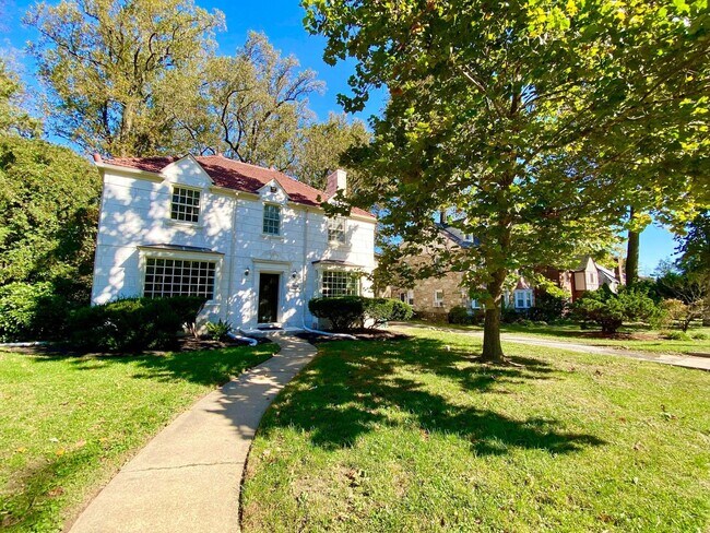 Foto del edificio - Stunning 4 Bed/3.5 Bath Historic Home - Be...