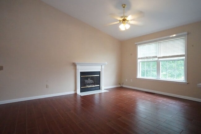 Building Photo - 3 Bed / 3 Bath. Pet Friendly. Easy access ...