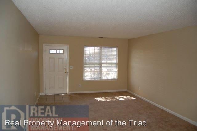 Building Photo - 2 br, 2.5 bath House - 3343 Victoria Park
