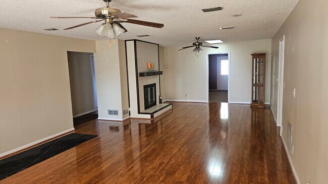 Comedor - 2620 Moody Ave