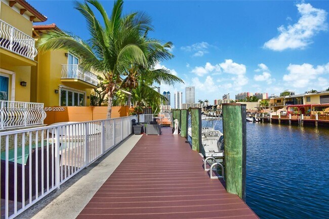 Foto del edificio - 3870 NE 168th St