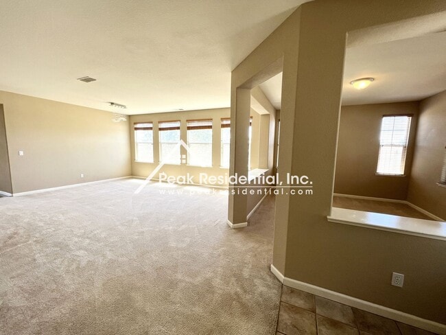 Building Photo - Spacious Lincoln Crossing 4bd/2.5ba Home w...