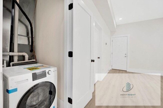 Building Photo - 944 N Damen Ave