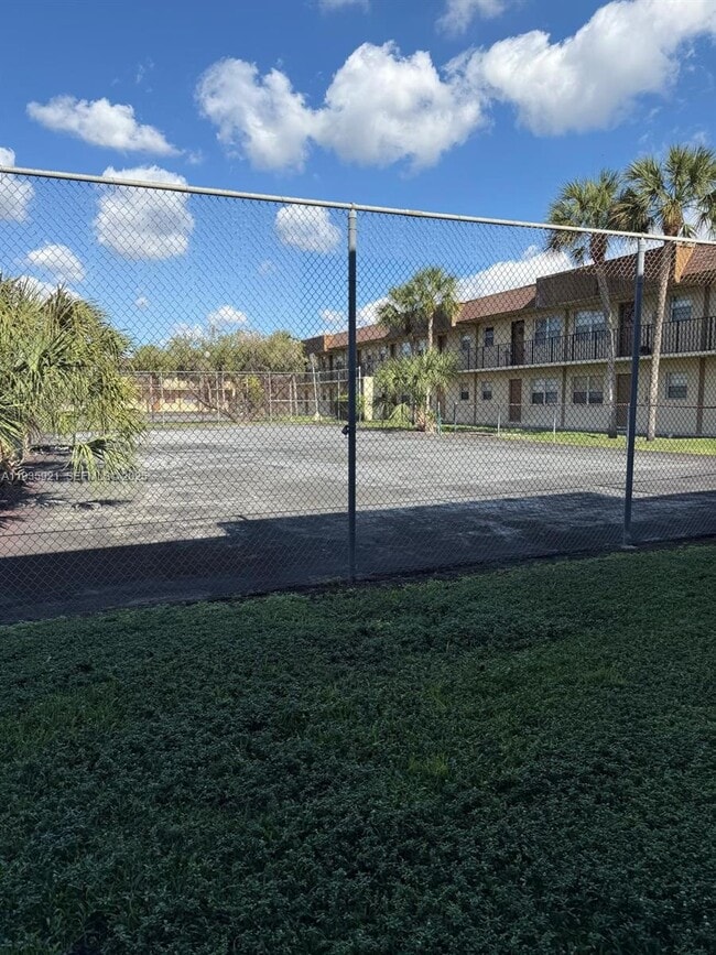 Building Photo - 402 Lakeside Dr