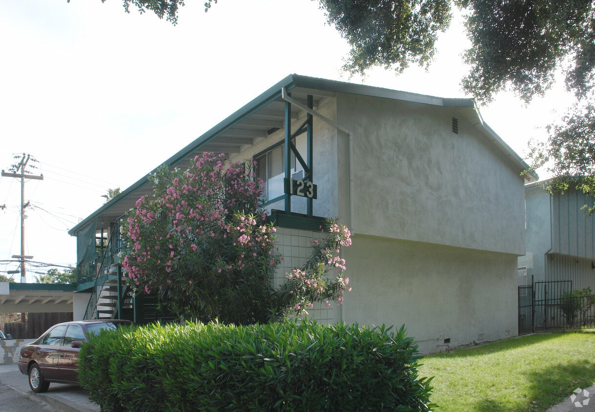Building Photo - 123 Roundtable Dr