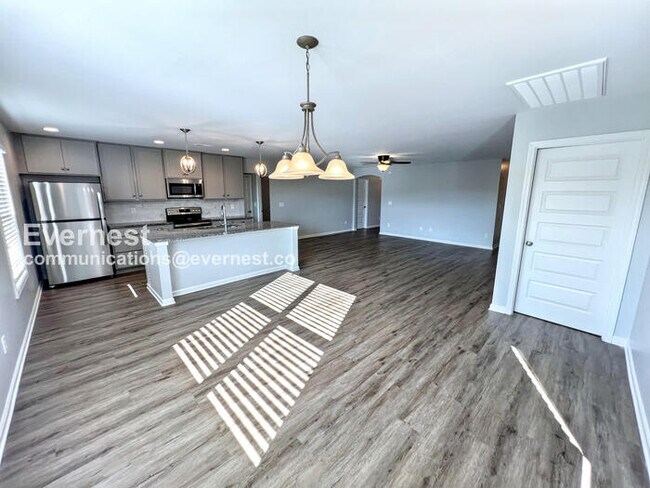 Foto del edificio - 4 Bed, 2 Bath Home with Fenced Yard & Garage / Pet-Friendly / Coming Soon!